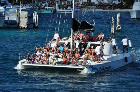 Barco lotado em Isla Mujeres, no litoral sul do México, do lado do Caribe